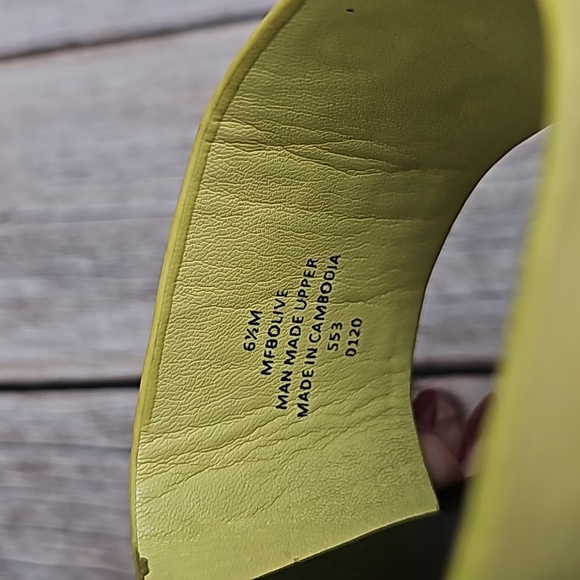 NEW MARC FISHER YELLOW STUDED SANDAL SLIDES - Picture 12 of 12